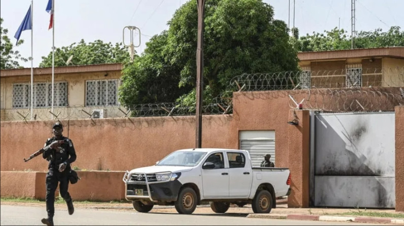 بعد مغادرة جنودها.. فرنسا تغلق سفارتها في النيجر